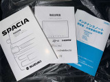 メンテナンスノート、取扱説明書です。 その車の整備記録が事細やかに記録されています。 車が生まれてから今までどのような道を歩んできたのか判るとても重要な物ですよ。