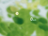速度などの情報を運転席前方の表示で確認でき、視線の移動を抑えながら走行状況を把握しやすい装備です。数字がすっきり表示され、必要な情報を見つけやすくなっています。