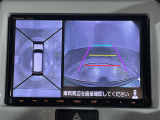 【全方位モニター】まるでクルマを真上から見下ろしたかのような視点で駐車をサポートします!クルマの斜め後ろや真横など、前後左右の4つのカメラの映像が合成されて、モニターに映し出されます。