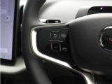 スポーク部には、さまざまな装備や機能を操作できるスイッチをスタイリッシュにレイアウト。一部の機能については、お好みに合わせてスイッチの割り当てをカスタマイズすることも可能です。