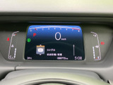 中央の表示部に速度やシフト位置、走行距離などをまとめて表示し、運転に必要な情報を確認しやすいレイアウトです。周囲の表示も見渡しやすく、日々の運転をサポートします。視認性にも配慮された構成です。