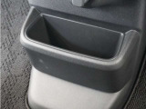 ◆センターロアボックス◆インパネ中央の下部には、ごみ箱としても使用する事ができるセンターロアボックスを装備しております。