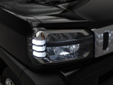 LEDヘッドライト 白く明るい光で夜間走行の安心感を高めます。乗車人数や荷物の量に応じて、照射軸の上下方向を自動調節するオートレベリング機能付です。