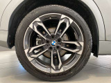 BMWの純正アロイホイールは軽量かつ強度にも優れているホイールで走行性能を引き上げる設計になっております。足元にもBMWは妥協がなくこだわっている個所になります。