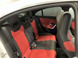この後席に座る方のための車両です。非常時には、電動対面シートを使用いたします。