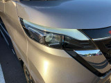 対向車がいてもハイビームを維持できるアダプティブLEDヘッドライト。先行車や対向車の有無に応じてハイビームの照射パターンを変化させ、常に視認性の高い状態が維持されます。