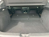 後席を全て倒して、荷物専用のスペースにした状態です。これなら長いものも積めますし、ご旅行や趣味に活用できますね。