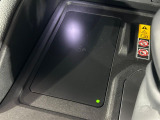 【ワイヤレス充電】車のワイヤレス充電は、スマートフォンを充電パッドに置くだけで簡単に充電できる便利な機能です。ケーブルが不要なので車内がすっきりし、運転中でも安全に使えます。
