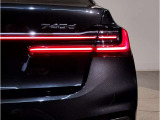 大型のL字型のリアランプもLEDライトを採用。洗練されたデザインにより、シャープなLEDランプの点灯します。後ろからの見た目にもこだわっております。