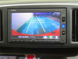 車両後方の映像を映すバックモニター。進路を確認しながら安全に車庫入れできます。