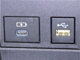 USB端子と充電用USB端子を装備しております。