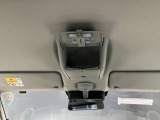 前席の上部に、オーバーヘッドシェルフがあり、小物などの収納に便利です☆