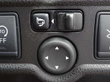 【電動格納ドアミラー】狭い駐車場で便利な電動格納ドアミラーが付いています。