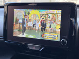 画面にはテレビ番組が表示され、停車中のひとときに映像を視聴してお過ごしいただけます。画面の表示内容を確認しながら、くつろぎの時間にお役立ていただける装備です。
