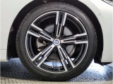 【BMWアロイホイル】軽量かつ強度に拘ったアロイホイル。走行性能ポテンシャルを引き出す設計。車の足元を引き締めてくれる大きなポイントはアロイホイルです。
