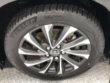 【純正アルミホイール】です!車両デザインに合わせてホイールをデザインしているため、見た目にもカッコイイアルミホイール♪洗車もラクチンで錆びません。