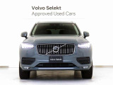アダプティブクルーズは前方車に投影・反射されるミリ波レーダーをグリル部の受光機で感知。カメラ機能と併せて車両相互の車間距離と速度を瞬時に読み取り適正な間隔を保ちます。