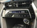 デュアルエアコンとは、運転席と助手席で、個別に温度設定ができる機能です。気温の感じ方は、人それぞれ違うもの。乗る人に優しい機能ですね。