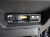 ETC付。高速道路の料金所はキャッシュレスで通過です。サービスエリア等にあるスマートインターの出入口も利用可能でとっても便利。ご納車後すぐにお使い頂けるようセットアップしてのお渡しとなります。