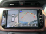 アラウンドビューモニターも装備しております。ご覧のように車体を真上か見たような映像なので、車庫入れの苦手なお客様ももうご心配いりません。