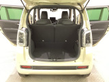 開口部も広く荷物の積み下ろしもしやすいお車となっております。シートの背もたれは5:5の割合で背もたれを可倒でき、前後のシートスライドもできるので荷室をひろげることができます。