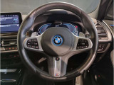 【ハンドル】ドライバーとBMW車の一体感がダイレクトに伝わるステアリングホイール。形状・太さへの拘りに加えて、操作性を高める為にスイッチ類も配置。クイックかつ安定のドライビングを体感下さい!