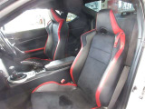 有名ブランドシートに肩を並べる性能を誇るスポーツシート。運転席6ウェイ、助手席4ウェイの調節が可能です