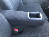 &rdquo;運転席と助手席の間には、ひじ掛けが付いています。収納ボックスも兼ねているので、小物も収納でき車内をスッキリと片付けられます。&rdquo;