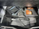ジャッキ、パンク修理キット付きです!