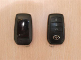 中古車としてスマートキーが2個あるのは重要なチェックポイント!トランクの開閉ボタンも付いています。離れたところからの開け閉めや、手荷物があるときに運転席に回らなくて済むので便利です♪