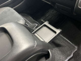 ちょっとしたところは収納ボックスにもなっています。車内はサイズも決まっているので、収納が少ないと思っているアナタ!ご安心ください。さまざまなところに収納が隠れているんです♪
