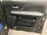 【運転席ドア】ドリンクホルダーと収納ポケットがあります。