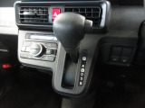 インパネシフトだから視線の移動も少なく足元もスッキリ。運転席もゆったりしているのでゆとりを持ってドライブできますね。