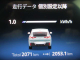 視認性にすぐれた2眼メーター。左がスピード、右にタコメーター。中央部には『ボードコンピューター』装備し、車両のあらゆる情報を表示いたします。目的地設定時にはナビ案内もメーター内で行います。