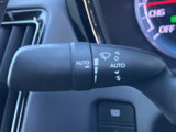 雨天時でも安心して運転できる、操作性の高いワイパーレバー。自動ワイパー機能も搭載されており、状況に合わせて最適な運転をサポートします。視界良好をキープ。
