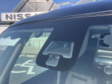 フロントガラスの上部には衝突軽減ブレーキの装置も付いており、より安全に運転を楽しんでいただくことができます。