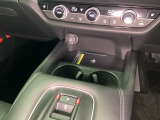 【ワイヤレス充電器】Qi対応のスマートフォンを置くだけで充電ができます。運転席からも助手席からも自由に使えるドリンクホルダー付。