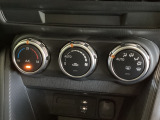 空調スイッチ類は最近流行のタッチパネル式ではなく、運転中でも直感的に操作できるダイヤル式を採用しております。