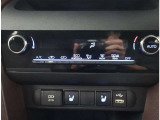お車のキーはスマートキーです。キーを身につけた状態で車に近づき、ドアロックの解錠や施錠操作が出来ます。雨の日など両手がふさがっている時など、とっても便利ですね。