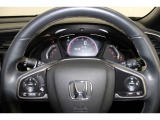ハンドル左側にはオーディオ操作が出来るオーディオリモートコントロールスイッチ、右側にはHondaSENSINGとオートクルーズスイッチを装備!長距離運転や高速道路の運転では大活躍です!