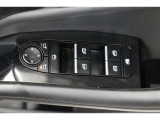 スイッチ一つで窓を開け閉めできるパワーウィンドウスイッチです。