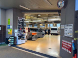 こちらが当店の整備工場です。 安心・安全に車をお使いいただけるようにアフターメンテナンスもお任せください。