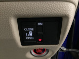 【助手席側パワースライドドア】です。リモコンや運転席のスイッチ操作で楽々自動開閉。
