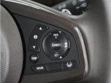 ◆アダプティブクルーズコントロール◆予め設定した車速内でクルマが自動的に加減速。前走車との適切な車間距離を維持しながら追従走行します。【LKAS】車線維持支援システムでステアリング操作を支援。