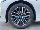 BMWならではの卓越した走りを支えるホイールと足回りです!日本車の走りに慣れている方にもぜひ体感して頂きたいほど、高いレベルでまとまっています!純正18インチアルミホイール。