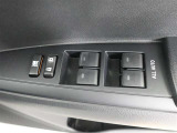 運転席のパワーウインドスイッチで全席窓の開閉・ロック操作ができます。