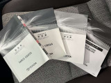 メンテナンスノート、取扱説明書ですね。 車の情報が凝縮されています。 車の整備記録が記載されている大事な物ですよ。