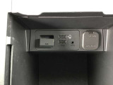 運転席アームレストの中はUSBと電源ソケットが有ります。
