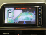 パノラミックビューモニター搭載。カメラで車両周囲の状況を映し出すため、狭い場所での駐車などに役立ちます。