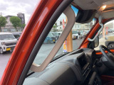 毎日過ごす運転席は要チェック。シートのへたり・擦れ、視界のイメージまで伝わる重要ポイント。